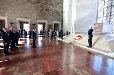Millî Savunma Bakanı Yaşar Güler’in Refakat Ettiği Birleşik Krallık Başbakanı Sayın Keir Starmer ve Beraberindeki Heyet Anıtkabir’i Ziyaret Etti