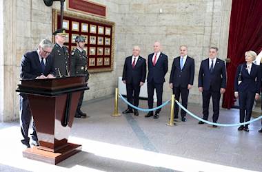 Millî Savunma Bakanı Yaşar Güler’in Refakat Ettiği Birleşik Krallık Başbakanı Sayın Keir Starmer ve Beraberindeki Heyet Anıtkabir’i Ziyaret Etti