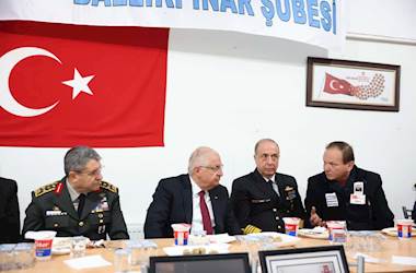 Millî Savunma Bakanı Yaşar Güler ve TSK Komuta Kademesi, Şehitlerimiz Hava Pilot Üsteğmen Cüneyt Kandemir ile Hava Ulaştırma Uzman Çavuş Cem Dolapci’nin Ankara’daki Evlerine Taziye Ziyaretinde Bulundu