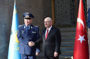 Millî Savunma Bakanı Yaşar Güler, Kazakistan Savunma Bakanı Dauren Kosanov ile Millî Savunma Bakanlığında Bir Araya Geldi