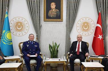 Millî Savunma Bakanı Yaşar Güler, Kazakistan Savunma Bakanı Dauren Kosanov ile Millî Savunma Bakanlığında Bir Araya Geldi