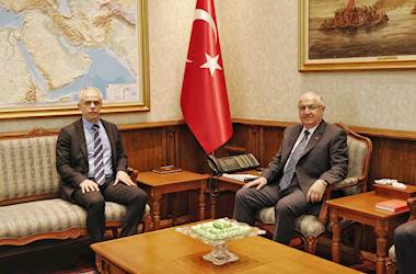 Millî Savunma Bakanı Yaşar Güler, Kuzey Kıbrıs Türk Cumhuriyeti'nin Ankara Büyükelçisi İsmet Korukoğlu'nu Makamında Kabul Etti