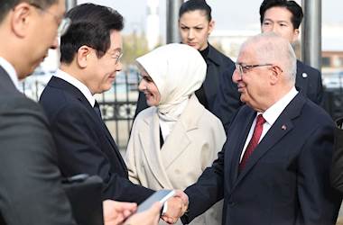 Güney Kore Cumhurbaşkanı Sayın Lee Jae Myung ve Ona Eşlik Eden Millî Savunma Bakanı Yaşar Güler, “Kore’de Savaşan Türkler Anıtı”nı Ziyaret Etti