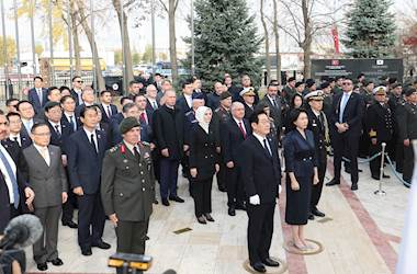 Güney Kore Cumhurbaşkanı Sayın Lee Jae Myung ve Ona Eşlik Eden Millî Savunma Bakanı Yaşar Güler, “Kore’de Savaşan Türkler Anıtı”nı Ziyaret Etti