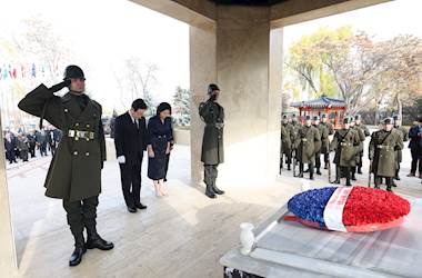 Güney Kore Cumhurbaşkanı Sayın Lee Jae Myung ve Ona Eşlik Eden Millî Savunma Bakanı Yaşar Güler, “Kore’de Savaşan Türkler Anıtı”nı Ziyaret Etti