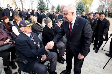 Güney Kore Cumhurbaşkanı Sayın Lee Jae Myung ve Ona Eşlik Eden Millî Savunma Bakanı Yaşar Güler, “Kore’de Savaşan Türkler Anıtı”nı Ziyaret Etti