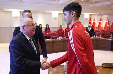 Millî Savunma Bakanı Yaşar Güler, Dünya Taekwondo Şampiyonası'nda Tarihî Bir Başarı Elde Eden Taekwondo Millî Takımımızı Kabul Etti