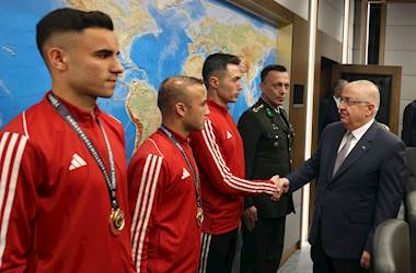 Millî Savunma Bakanı Yaşar Güler, 90’ıncı Büyük Atatürk Koşusu’nda Birinci Olan TSK Spor Gücü Kır Koşusu Takımını Kabul Etti