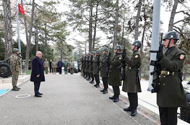 Milli Savunma Bakanı Yaşar Güler ve TSK Komuta Kademesi, 2025’in Son Gününde Topçu ve Füze Okulu Komutanlığımızdaki Mehmetçiklerle Bir Araya Geldi