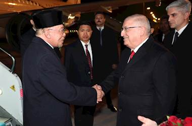 Millî Savunma Bakanı Yaşar Güler, Malezya Başbakanı Sayın Enver İbrahim’i Esenboğa Havalimanı’nda Karşıladı