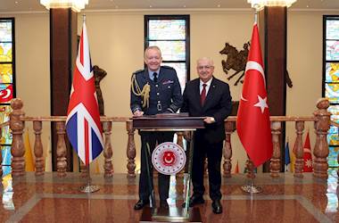 Millî Savunma Bakanı Yaşar Güler, Birleşik Krallık Genelkurmay Başkanı Orgeneral Richard Knighton’ı Kabul Etti