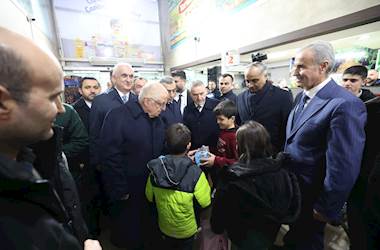 Millî Savunma Bakanı Yaşar Güler, Muş Ziyaretinde Esnafla Bir Araya Geldi