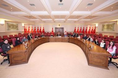 Millî Savunma Bakanı Yaşar Güler, 23 Nisan Ulusal Egemenlik ve Çocuk Bayramı Dolayısıyla Şehit ve Gazilerimizin Kıymetli Evlatlarıyla Bir Araya Geldi