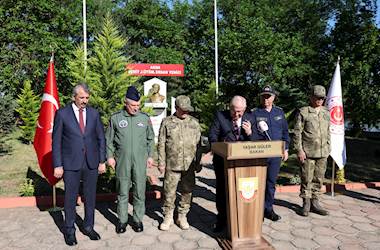 Millî Savunma Bakanı Yaşar Güler ve Beraberindeki TSK Komuta Kademesi, Yunanistan Sınırındaki Mehmetçiklerle Bayramlaştı