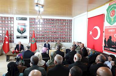 Millî Savunma Bakanı Yaşar Güler, Kahramanmaraş’ta Harp Malulü Gaziler, Şehit Dul ve Yetimleri Derneği İle Türkiye Muharip Gaziler Derneği Şubelerini Ziyaret Etti