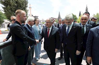 Kahramanmaraş’ta Bulunan Millî Savunma Bakanı Yaşar Güler, Kahramanmaraş Büyükşehir Belediyesini Ziyaret Etti