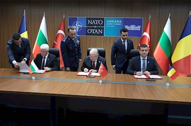 Millî Savunma Bakanı Yaşar Güler, Romanya Savunma Bakanı Radu-Dinel Miruta ve Bulgaristan Savunma Bakanı Dimitar Stoyanov ile Bir Araya Geldi