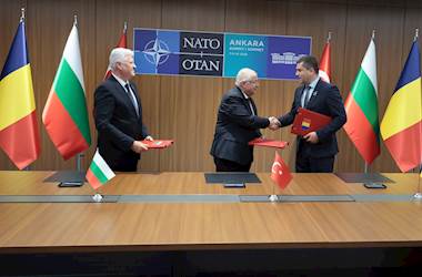 Millî Savunma Bakanı Yaşar Güler, Romanya Savunma Bakanı Radu-Dinel Miruta ve Bulgaristan Savunma Bakanı Dimitar Stoyanov ile Bir Araya Geldi