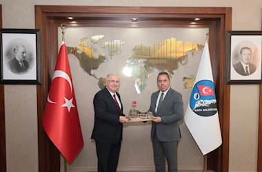 Millî Savunma Bakanı Yaşar Güler, Valiliğin Ardından Kars Belediyesini Ziyaret Etti