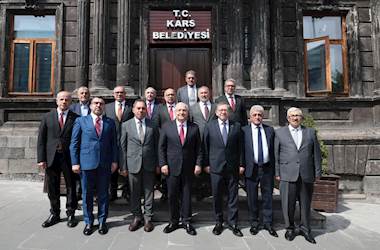 Millî Savunma Bakanı Yaşar Güler, Valiliğin Ardından Kars Belediyesini Ziyaret Etti