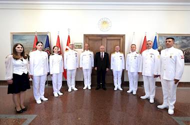 Millî Savunma Bakanı Yaşar Güler, Deniz Kuvvetleri Komutanı Oramiral Ercüment Tatlıoğlu’nu ve Beraberindeki Personeli Kabul Etti