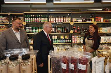 Millî Savunma Bakanı Yaşar Güler, İstanbul Maltepe’deki Esnafı Ziyaret Etti
