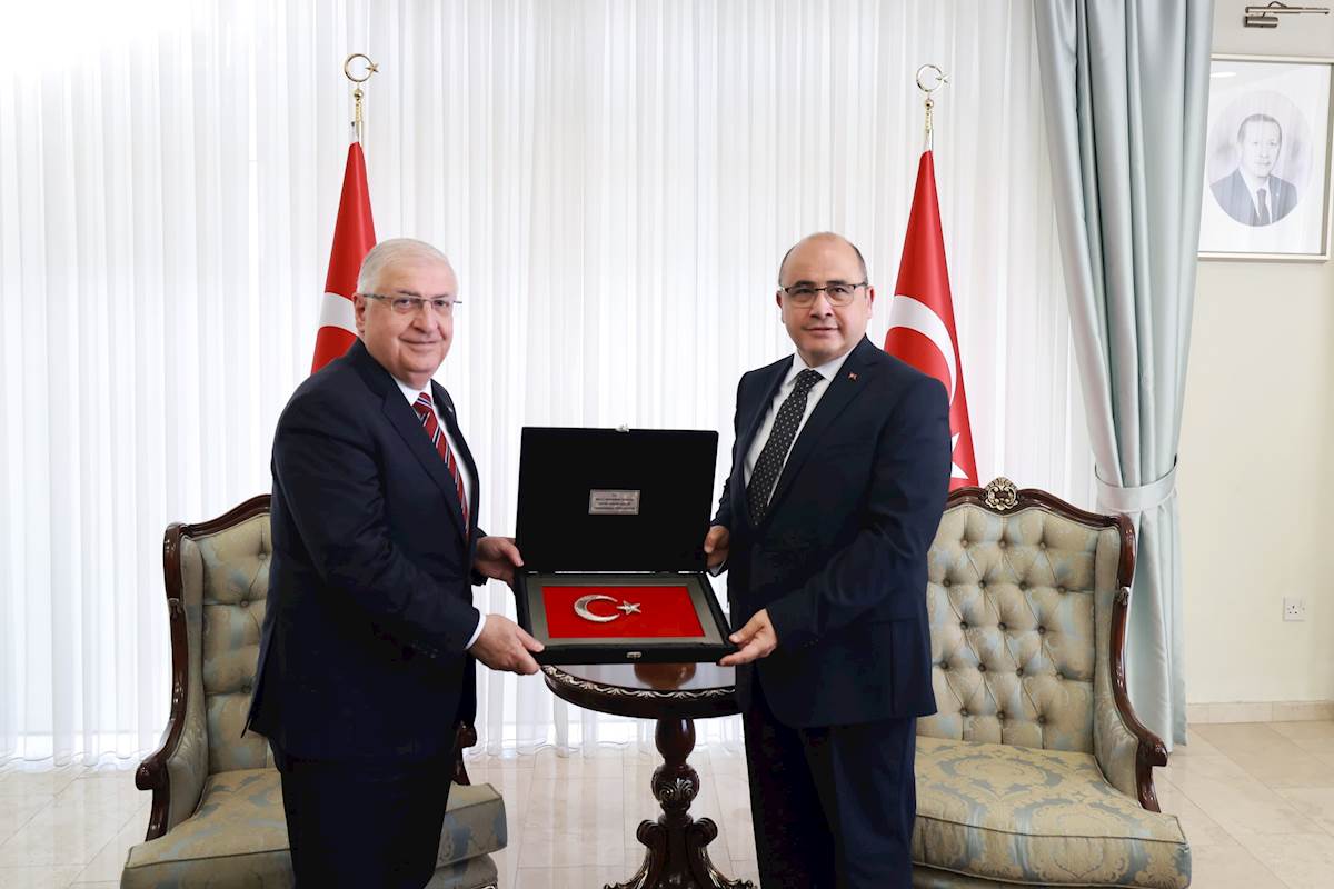 Millî Savunma Bakanı Yaşar Güler, Lefkoşa Büyükelçiliğimizi ve Askerî Ataşeliğimizi Ziyaret Etti