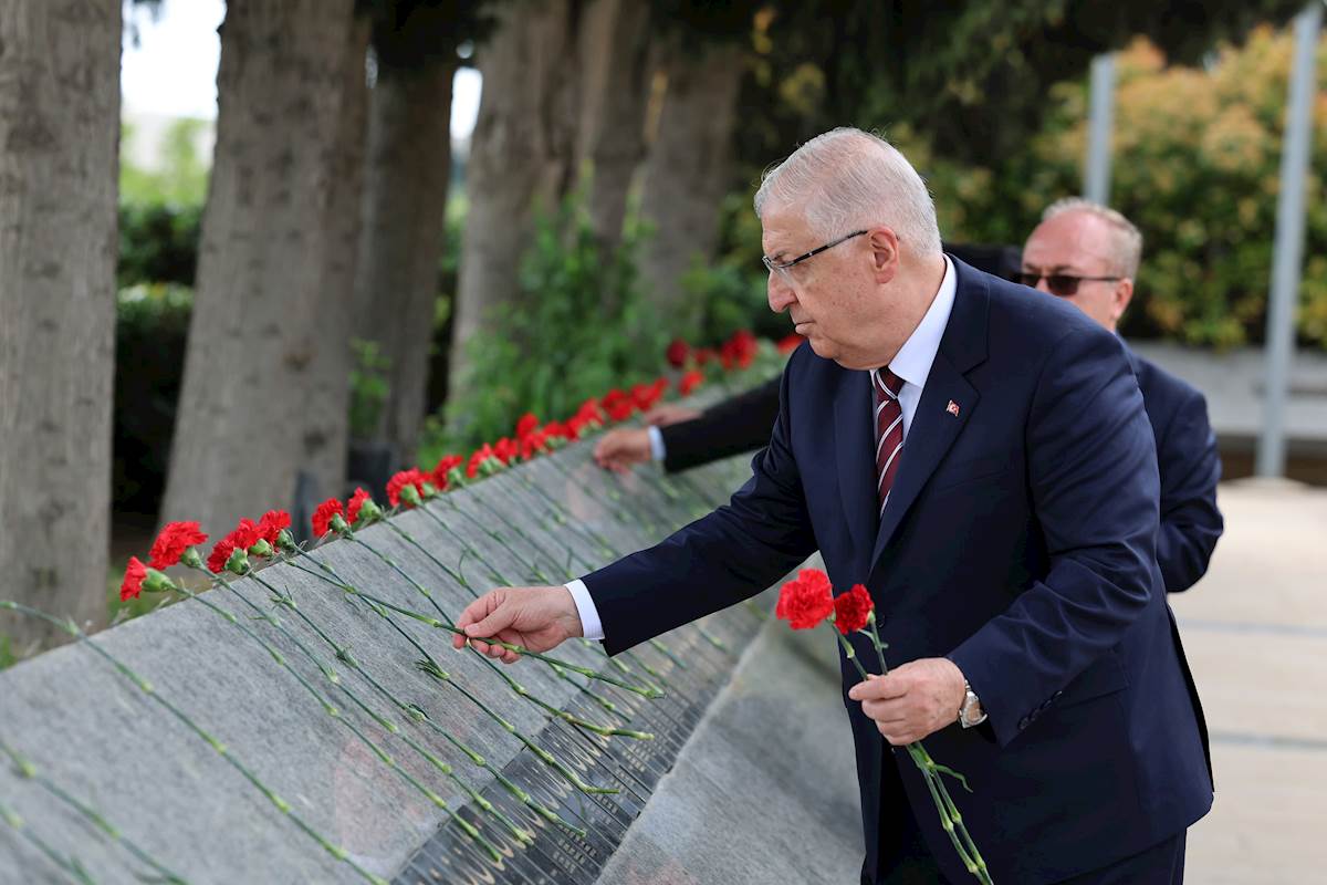 Millî Savunma Bakanı Yaşar Güler, Merhum Cumhurbaşkanı Haydar Aliyev’in Kabrini ve Bakü Türk Şehitliği'ni Ziyaret Etti