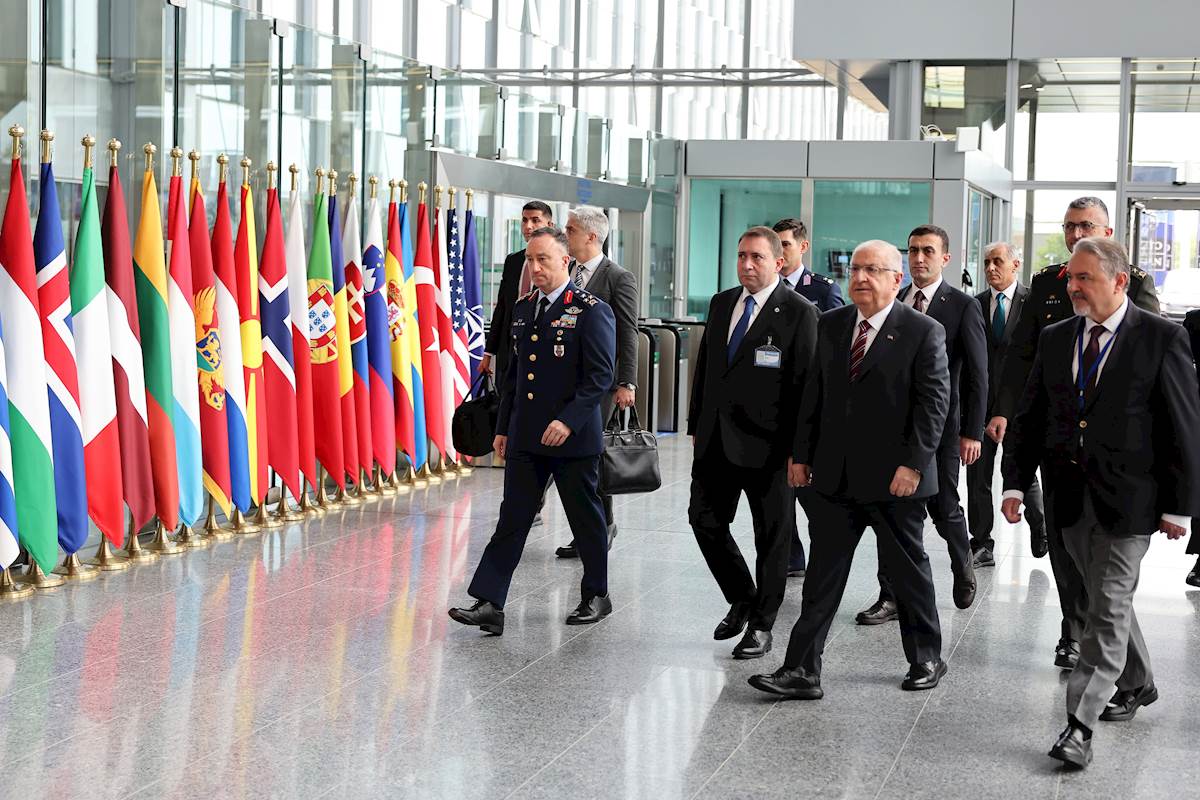 NATO Savunma Bakanları Toplantısı İçin Brüksel’e Giden Millî Savunma Bakanı Yaşar Güler, NATO Daimî Temsilciliğimizi Ziyaret Etti