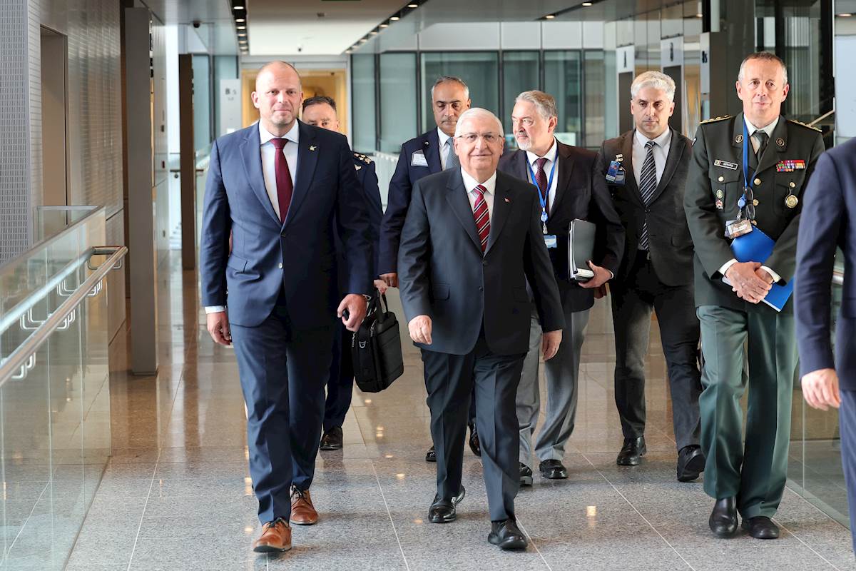 Millî Savunma Bakanı Yaşar Güler, NATO’da Belçika Savunma Bakanı Theo Francken ile Bir Araya Geldi
