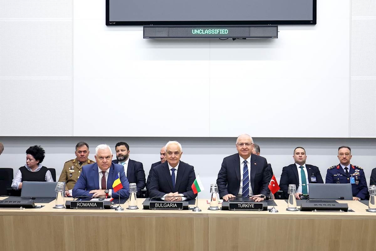 Millî Savunma Bakanı Yaşar Güler, Bulgaristan Savunma Bakanı Zapryanov ve Romanya Savunma Bakanı Tilvar ile Üçlü Toplantı Gerçekleştirdi