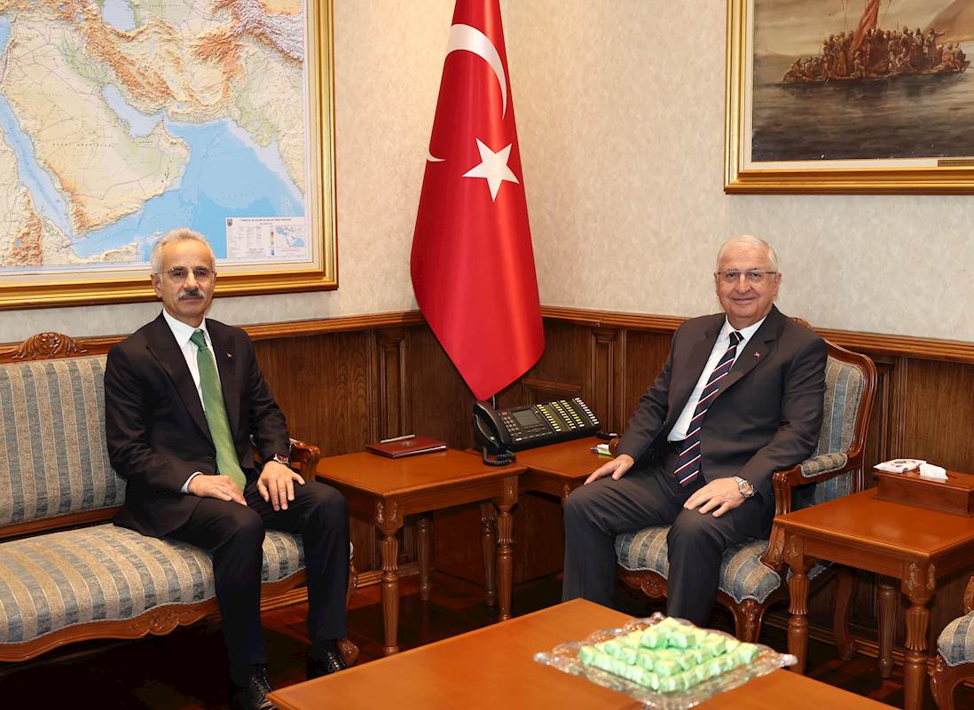 Millî Savunma Bakanı Yaşar Güler ile Ulaştırma ve Altyapı Bakanı Abdulkadir Uraloğlu, Millî Savunma Bakanlığında Bir Araya Geldi
