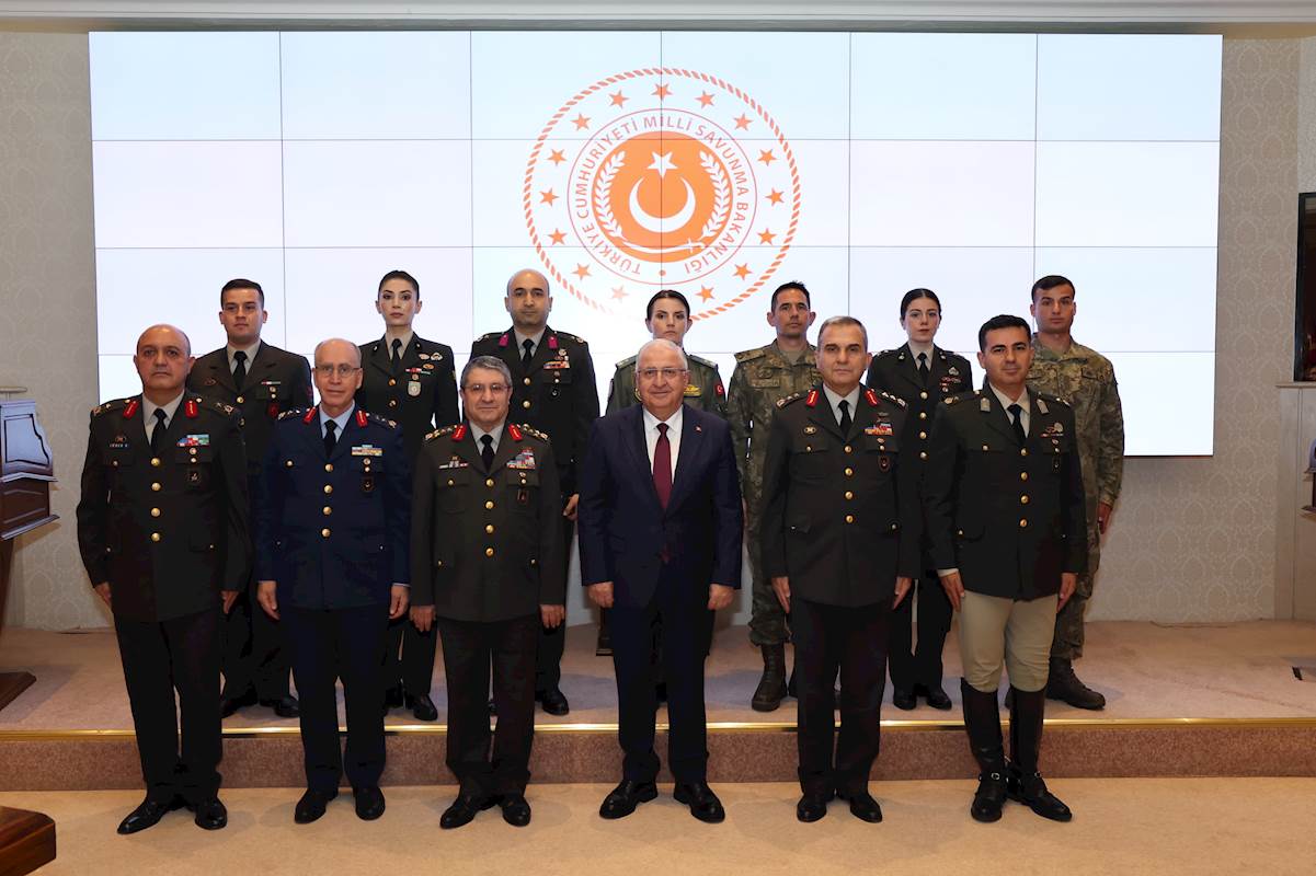 Millî Savunma Bakanı Yaşar Güler, Kara Kuvvetlerimizin Kuruluşunun 2234’üncü Yılı Dolayısıyla Kara Kuvvetleri Komutanı Org. Selçuk Bayraktaroğlu’nu Kabul Etti