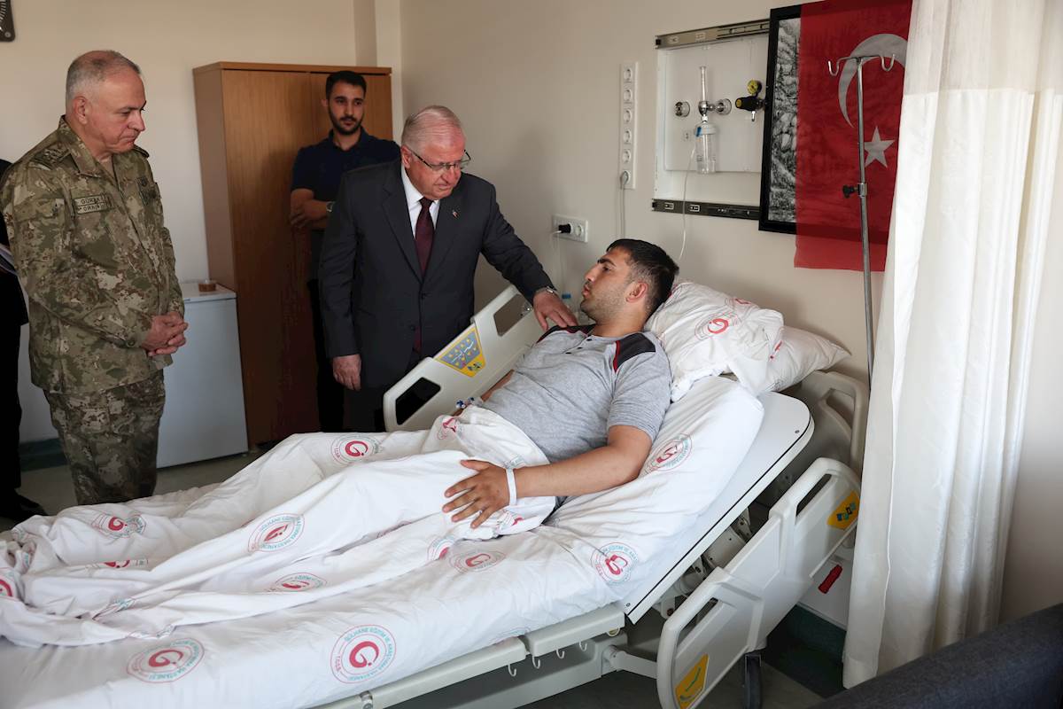 Millî Savunma Bakanı Yaşar Güler, Metan Gazından Zehirlenen Mehmetçiklerimizi GATA’da Ziyaret Etti