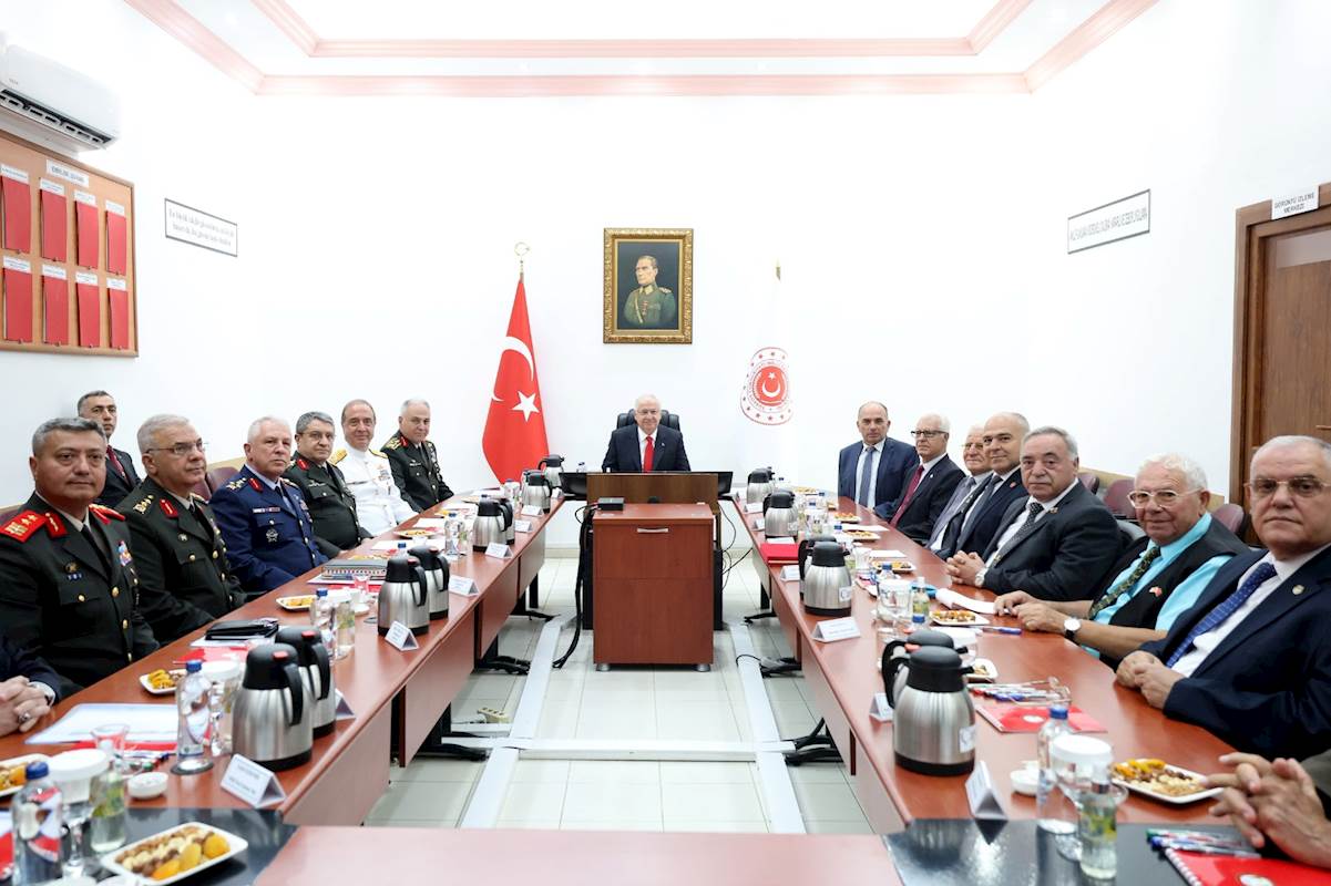 Millî Savunma Bakanı Yaşar Güler, Kıbrıs Şehit ve Gazi Derneklerinin Değerli Üyeleriyle Bir Araya Geldi