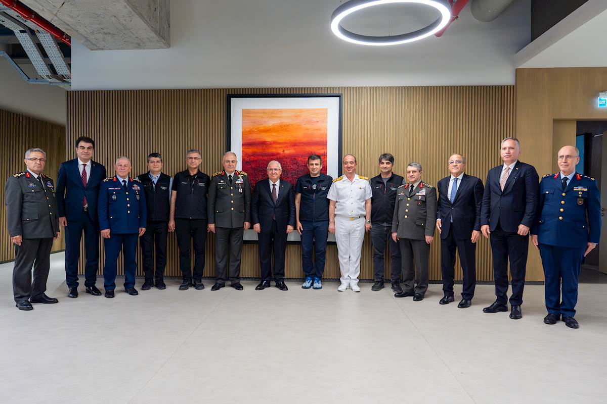 Millî Savunma Bakanı Yaşar Güler, Özdemir Bayraktar Millî Teknoloji Merkezini Ziyaret Etti