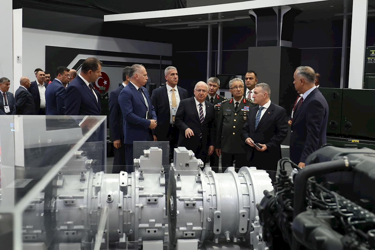 Millî Savunma Bakanı Yaşar Güler, IDEF 2025 Fuarı’daki Stantları Gezdi
