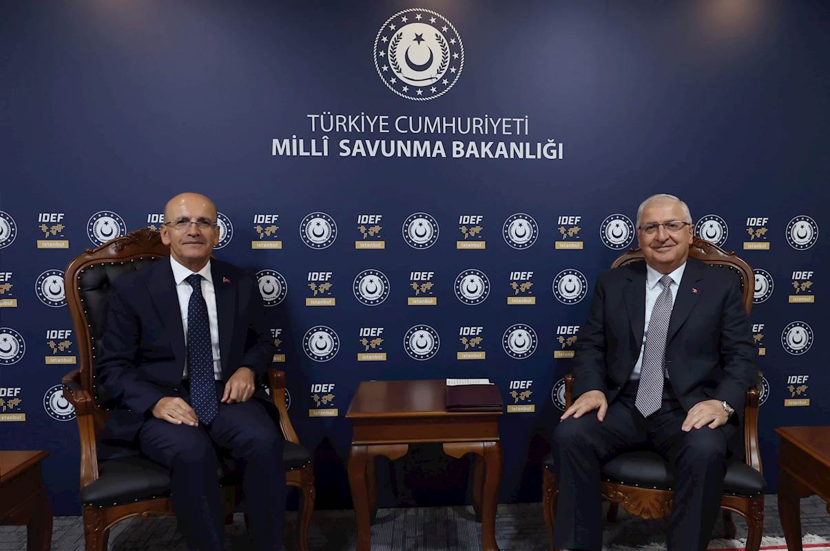 Millî Savunma Bakanı Yaşar Güler ile Hazine ve Maliye Bakanı Mehmet Şimşek, IDEF 2025 Fuarı’nda Bir Araya Geldi