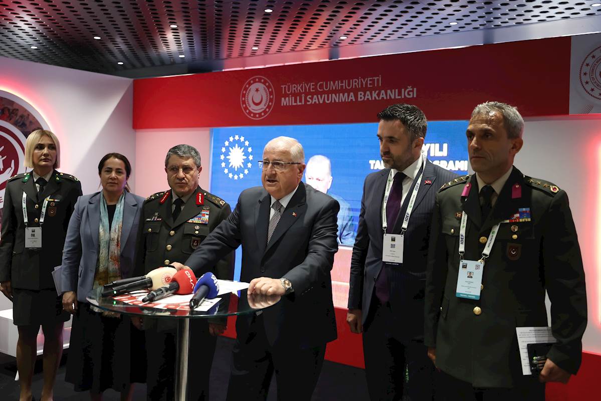 Millî Bakanı Yaşar Güler, IDEF 2025'te "Aile Yılı Standı"nı Ziyaret Ederek Açıklamalarda Bulundu