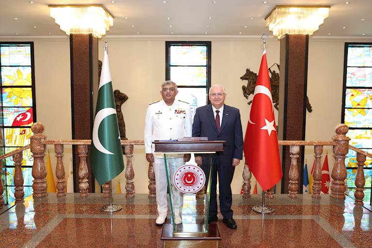 Millî Savunma Bakanı Yaşar Güler, Pakistan Deniz Kuvvetleri Komutanı Oramiral Naveed Ashraf’ı Kabul Etti
