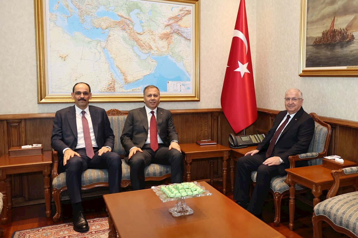 Millî Savunma Bakanı Yaşar Güler, İçişleri Bakanı Ali Yerlikaya ve Millî İstihbarat Teşkilatı Başkanı İbrahim Kalın, Millî Savunma Bakanlığında Bir Araya Geldi