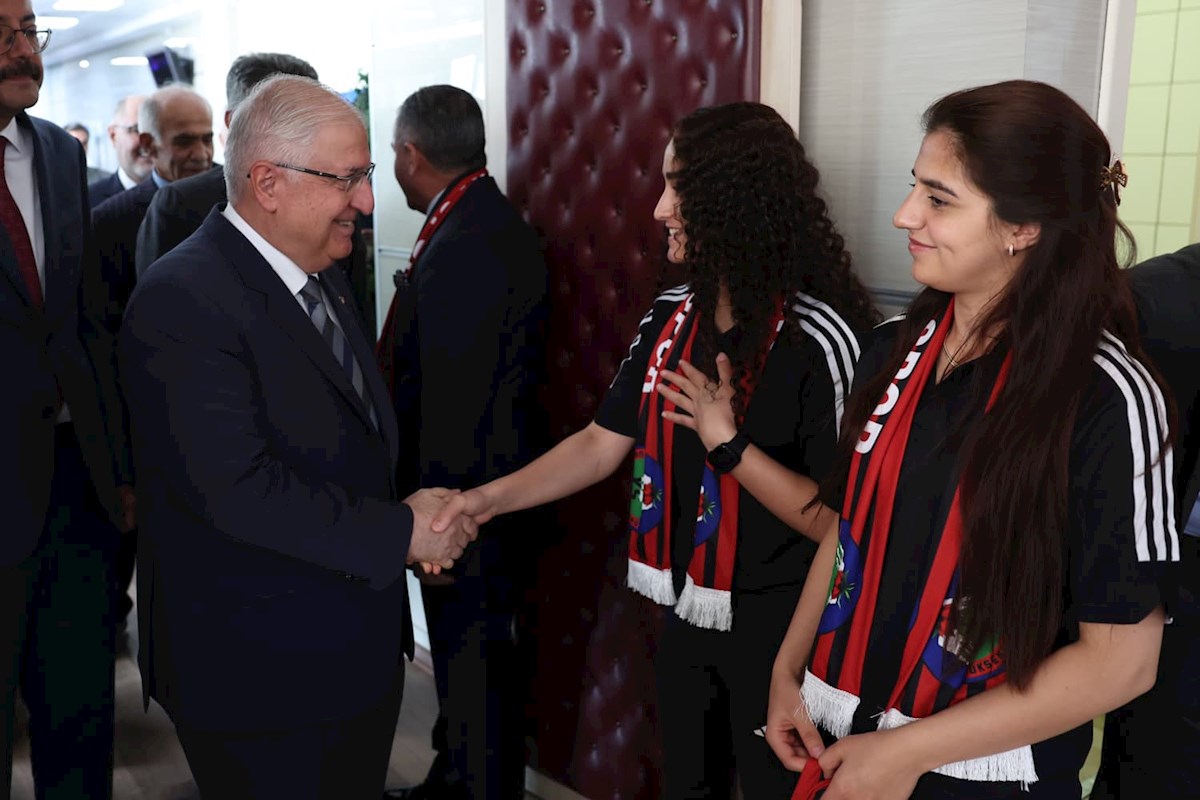 Millî Savunma Bakanı Yaşar Güler, Yüksekova Kadın Futbol Takımı ile Bir Araya Geldi