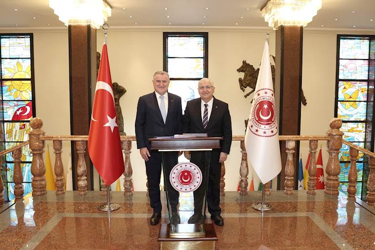 Millî Savunma Bakanı Yaşar Güler ile Gençlik ve Spor Bakanı Osman Aşkın Bak, Millî Savunma Bakanlığında Bir Araya Geldi