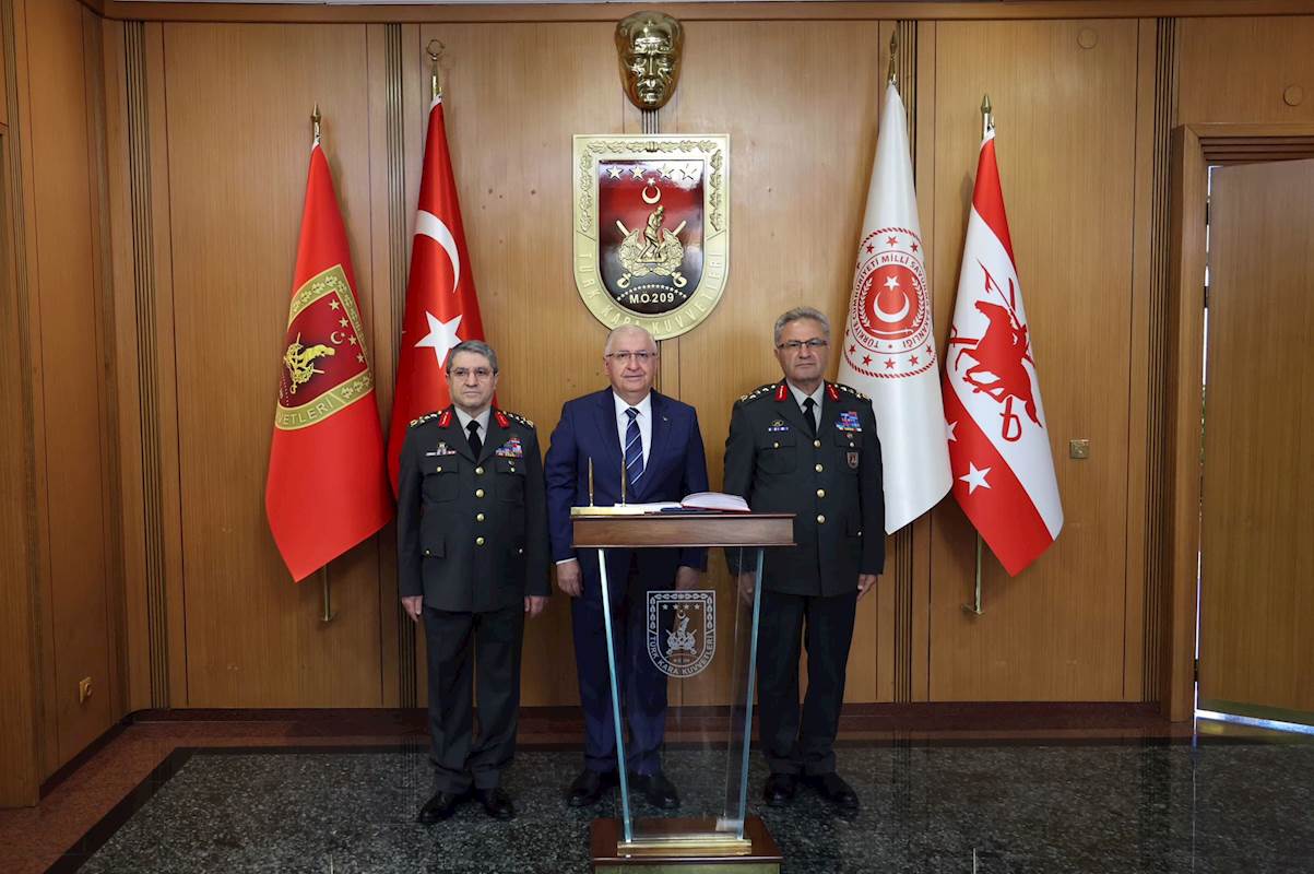 Millî Savunma Bakanı Yaşar Güler, Kara Kuvvetleri Komutanlığında Gerçekleşen Devir Teslim Törenine Katıldı