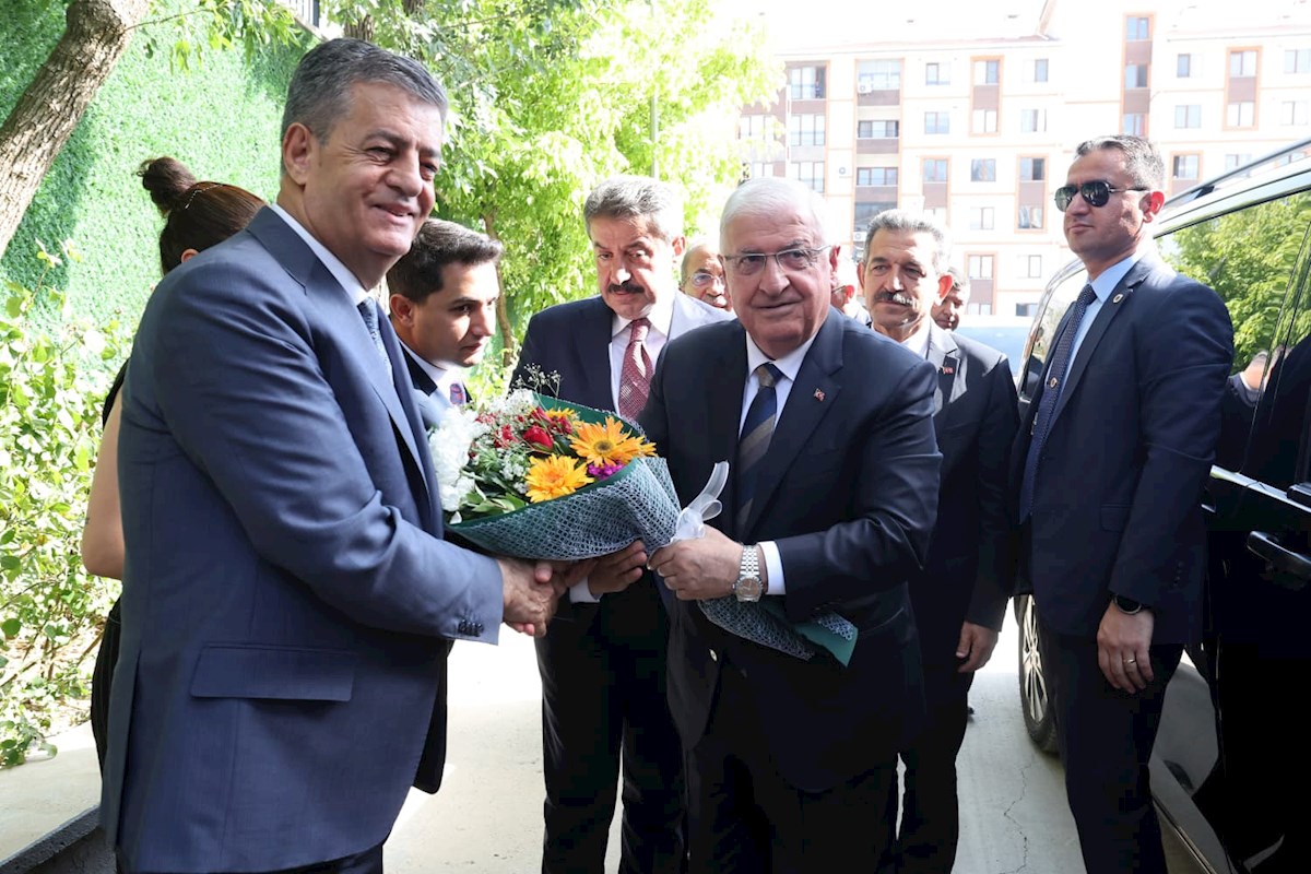 Millî Savunma Bakanı Yaşar Güler, Şırnak Belediyesini ve Şırnak Esnafımızı Ziyaret Etti