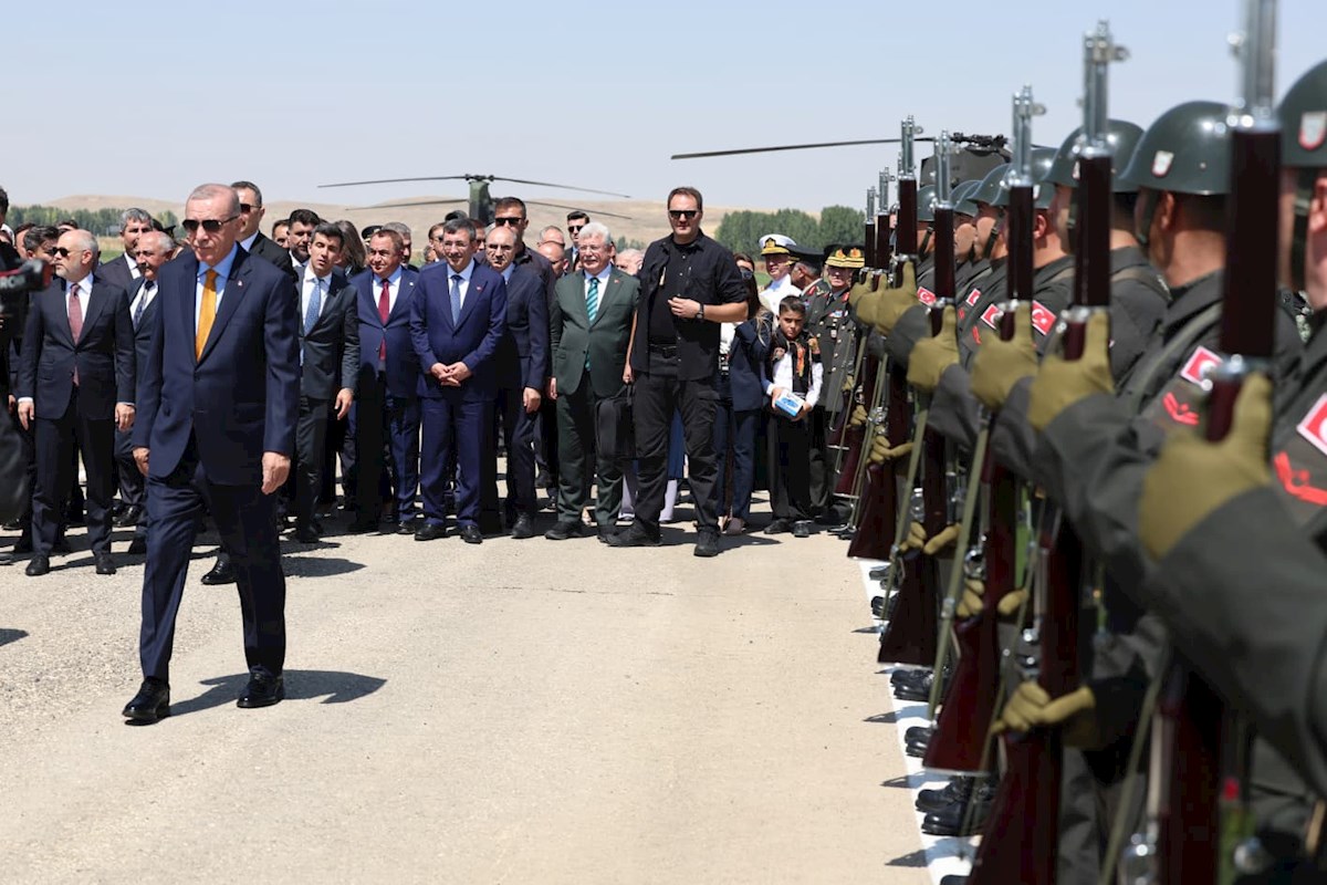 Millî Savunma Bakanı Yaşar Güler; Malazgirt Zaferi’nin 954'üncü Yıl Dönümü Etkinliklerine Teşrif Eden Cumhurbaşkanımız Sayın Recep Tayyip Erdoğan'ı Askerî Törenle Karşıladı