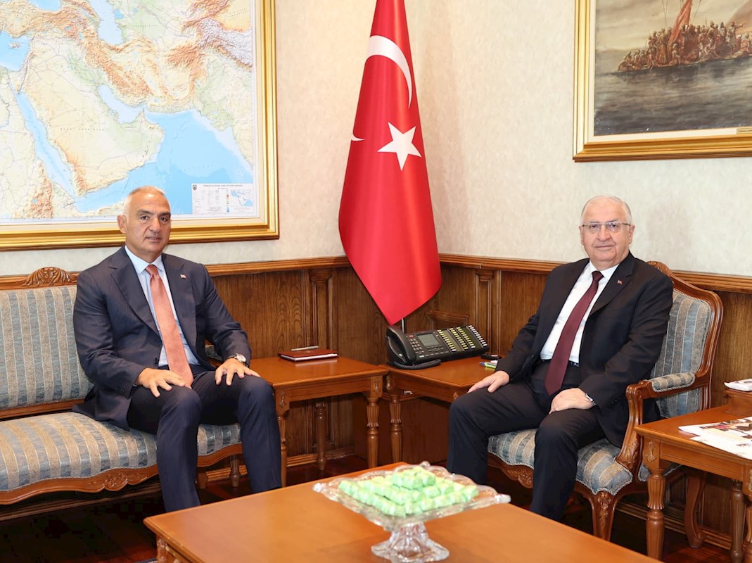 Millî Savunma Bakanı Yaşar Güler ile Kültür ve Turizm Bakanı Mehmet Nuri Ersoy, Millî Savunma Bakanlığında Bir Araya Geldi