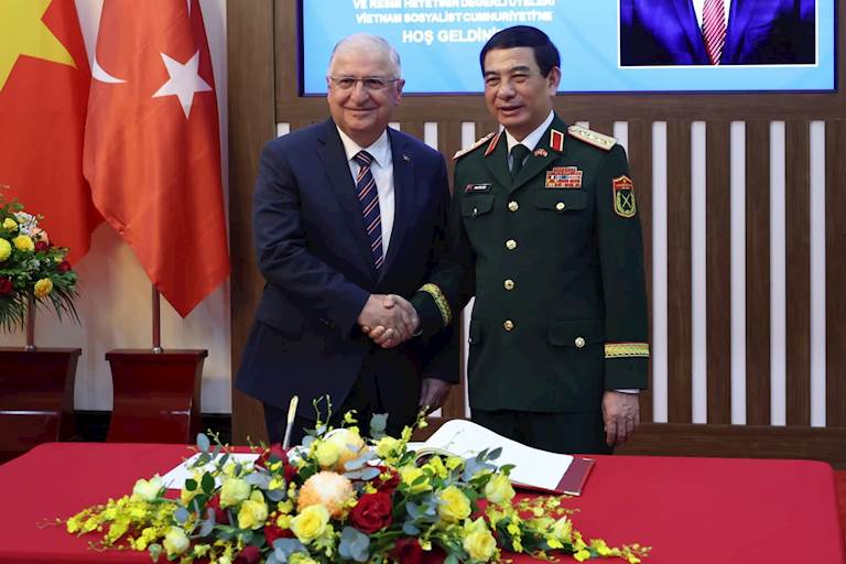 Millî Savunma Bakanı Yaşar Güler, Vietnam Savunma Bakanı Phan Van Giang ile Görüştü