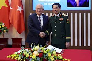 Millî Savunma Bakanı Yaşar Güler, Vietnam Savunma Bakanı Phan Van Giang ile Görüştü
