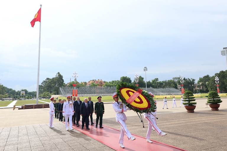 Millî Savunma Bakanı Yaşar Güler, Vietnam Ziyareti Kapsamında, Ho Chi Minh Mozolesi’ni ve Hanoi Büyükelçiliğimizi Ziyaret Etti